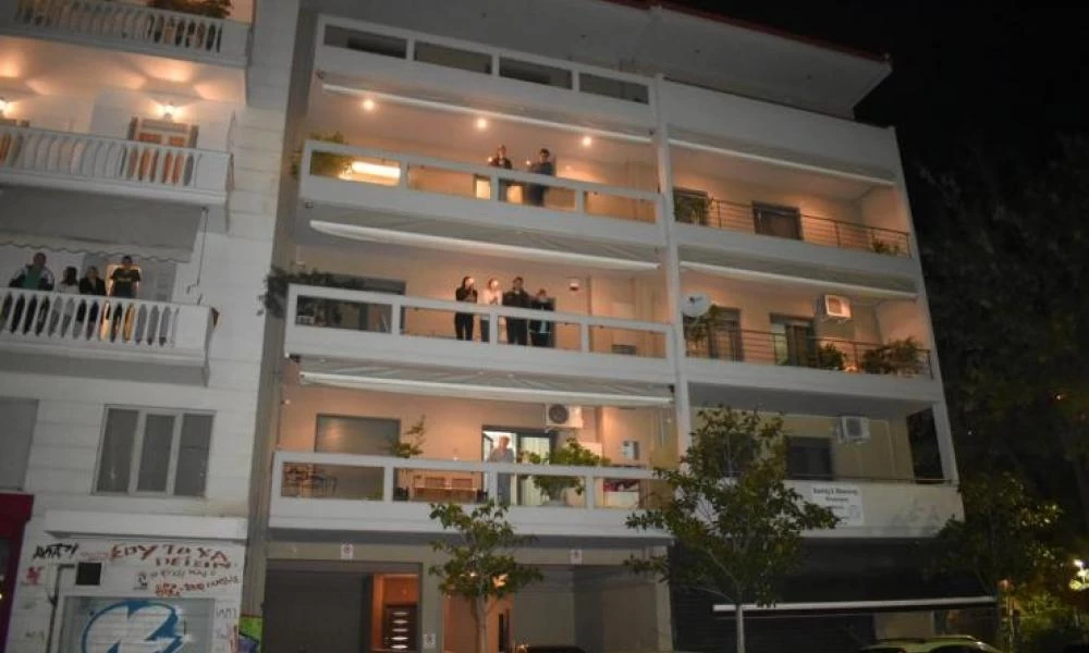 Μια διαφορετική ανάσταση: Πλήθος κόσμου στα μπαλκόνια των σπιτιών